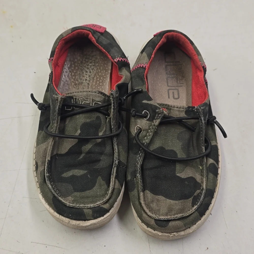 Hey Dude Kids Camouflage with Pink‎ Accents Size 9